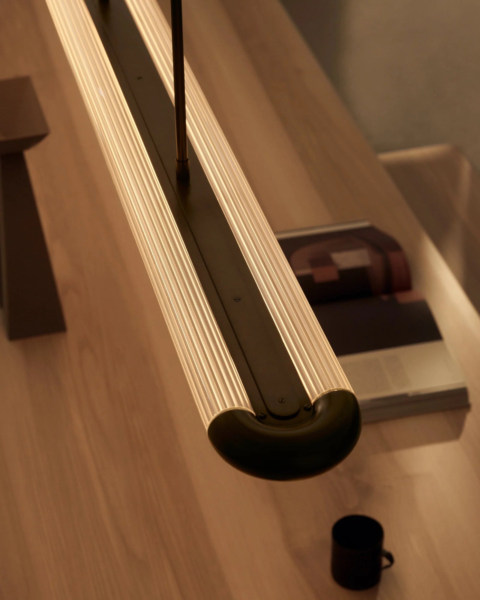 strata-pendant-2400-bronze-detail_a_jpg_247756b4-07b1-4979-827a-0c0438a699f1